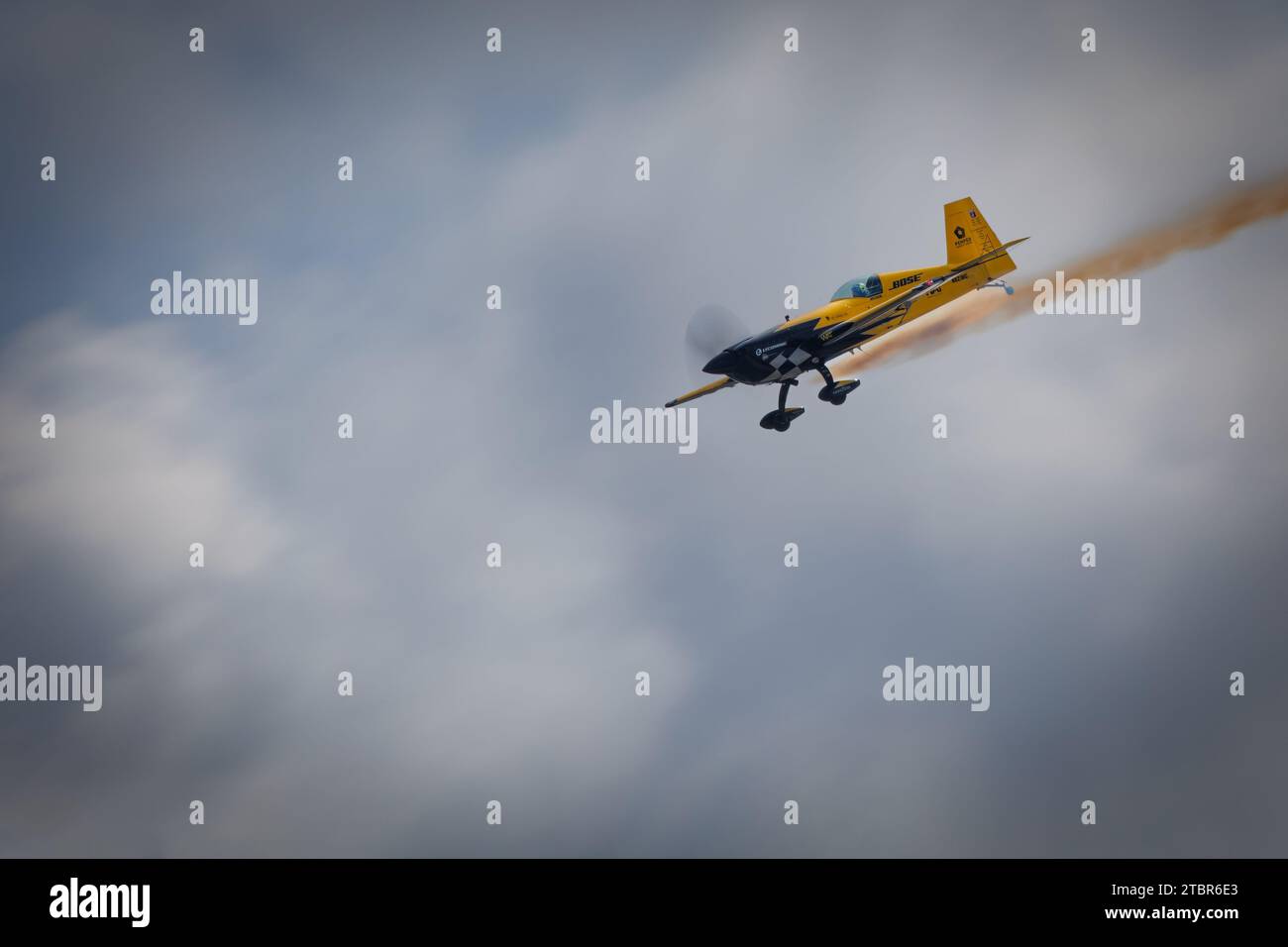 Michael Goulian dans une plongée, avec de la fumée, à America's Airshow 2023 à Miramar, Californie. Banque D'Images