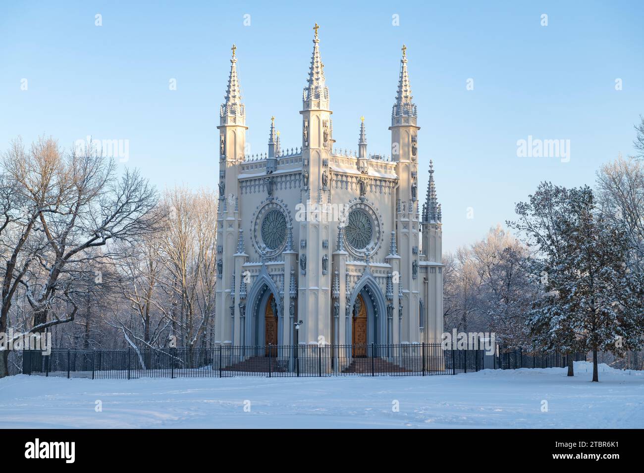 PETRODVORETS, RUSSIE - 07 DÉCEMBRE 2023 : l'ancienne chapelle de St. Prince Alexander Nevsky par une journée ensoleillée de décembre. Alexandria Park. Peterhof Banque D'Images