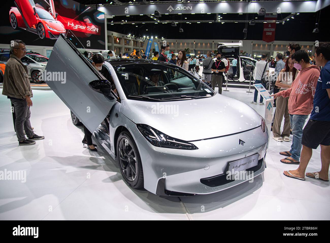 Nonthaburi, Thaïlande. 08 décembre 2023. Les visiteurs inspectent une voiture Aion Hyper GT lors de la 40e Thailand International Motor Expo dans le hall impact Challenger à Nonthaburi. Crédit : SOPA Images Limited/Alamy Live News Banque D'Images