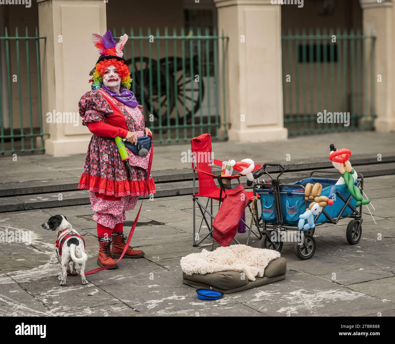 Nouvelle-Orléans, Louisiane, États-Unis — 24 novembre 2023. Un clown avec une table, une chaise et un chien de compagnie, se tient prêt à divertir les visiteurs à Jackson Square New Orleans, Banque D'Images