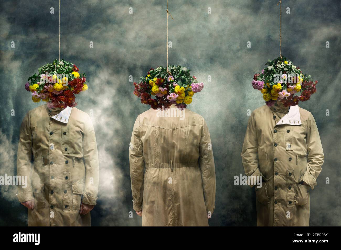 Trois hommes en imperméables avec des bouquets de fleurs suspendus. 'Là où le rêve se termine.' Banque D'Images