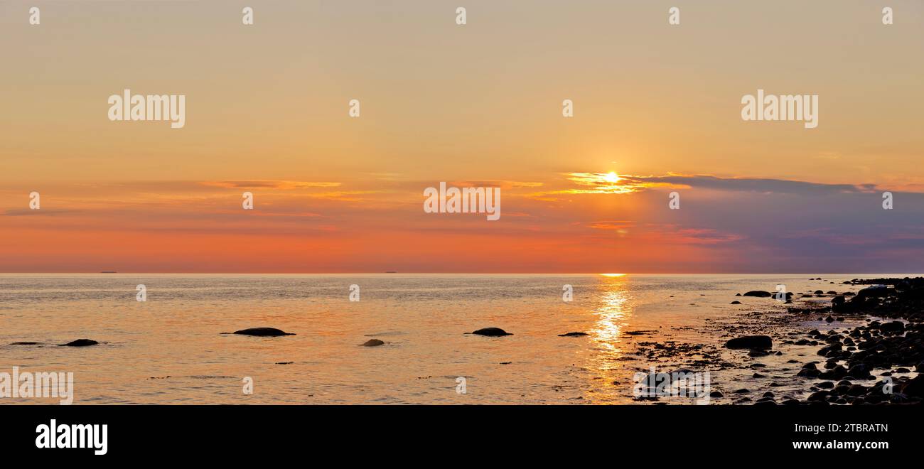 Coucher de soleil d'été sur un bord de mer Banque D'Images