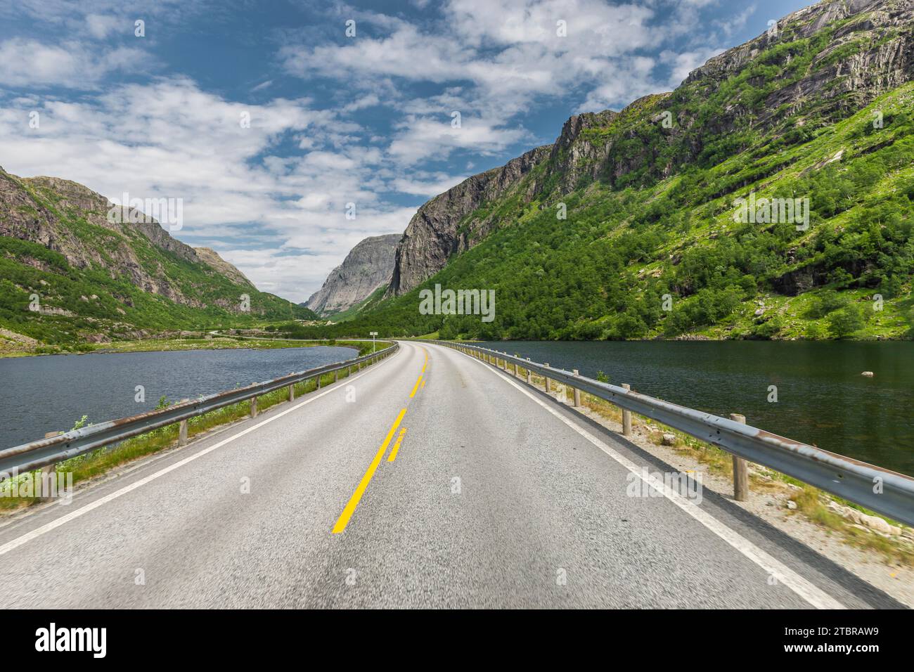 Route à travers le paysage montagneux norvégien Banque D'Images