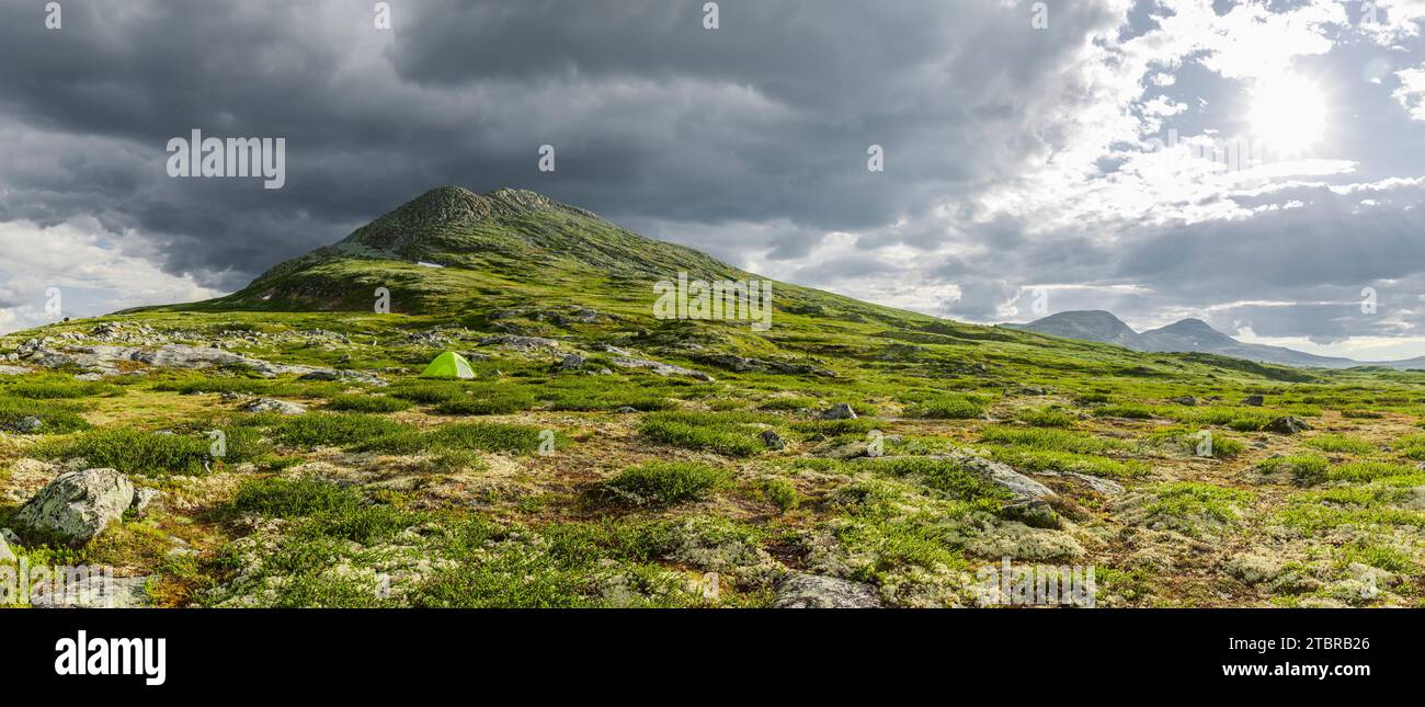 Tente dans un paysage de montagne en Norvège Banque D'Images