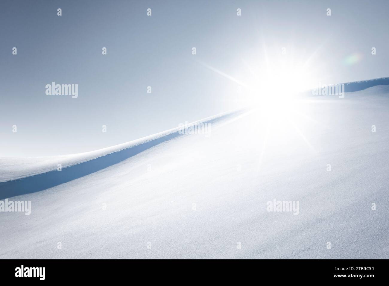 Rayon de soleil derrière une dérive de neige gros plan Banque D'Images