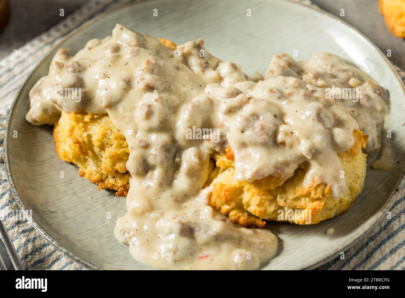 Biscuits sudistes faits maison et sauce pour le petit déjeuner Banque D'Images