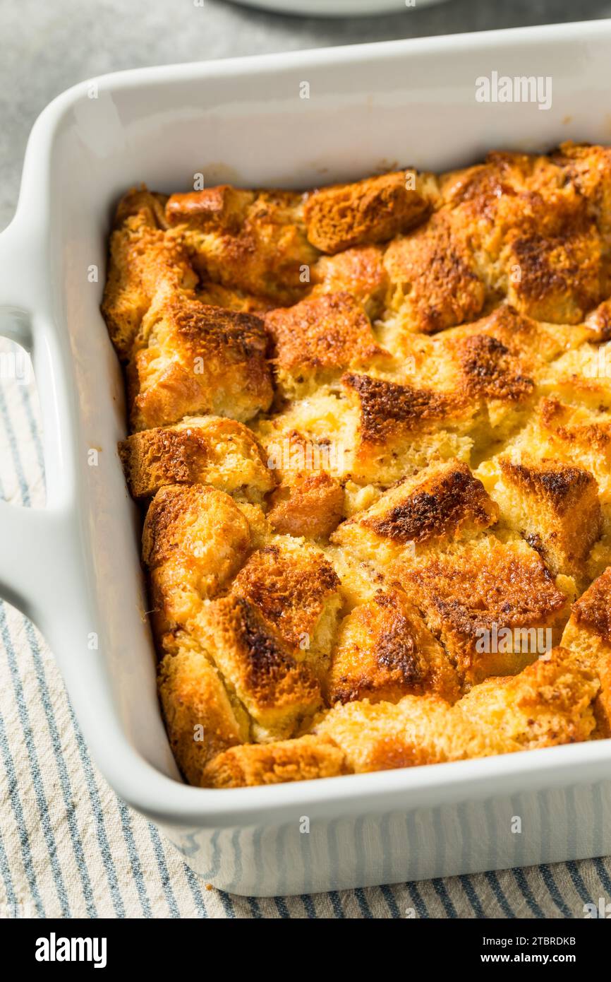 Pudding de pain sucré maison prêt pour le petit déjeuner Banque D'Images