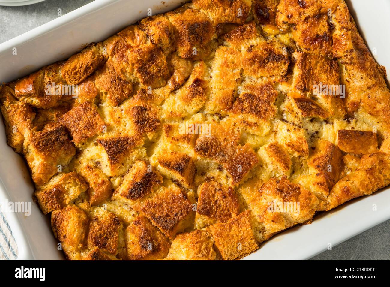 Pudding de pain sucré maison prêt pour le petit déjeuner Banque D'Images