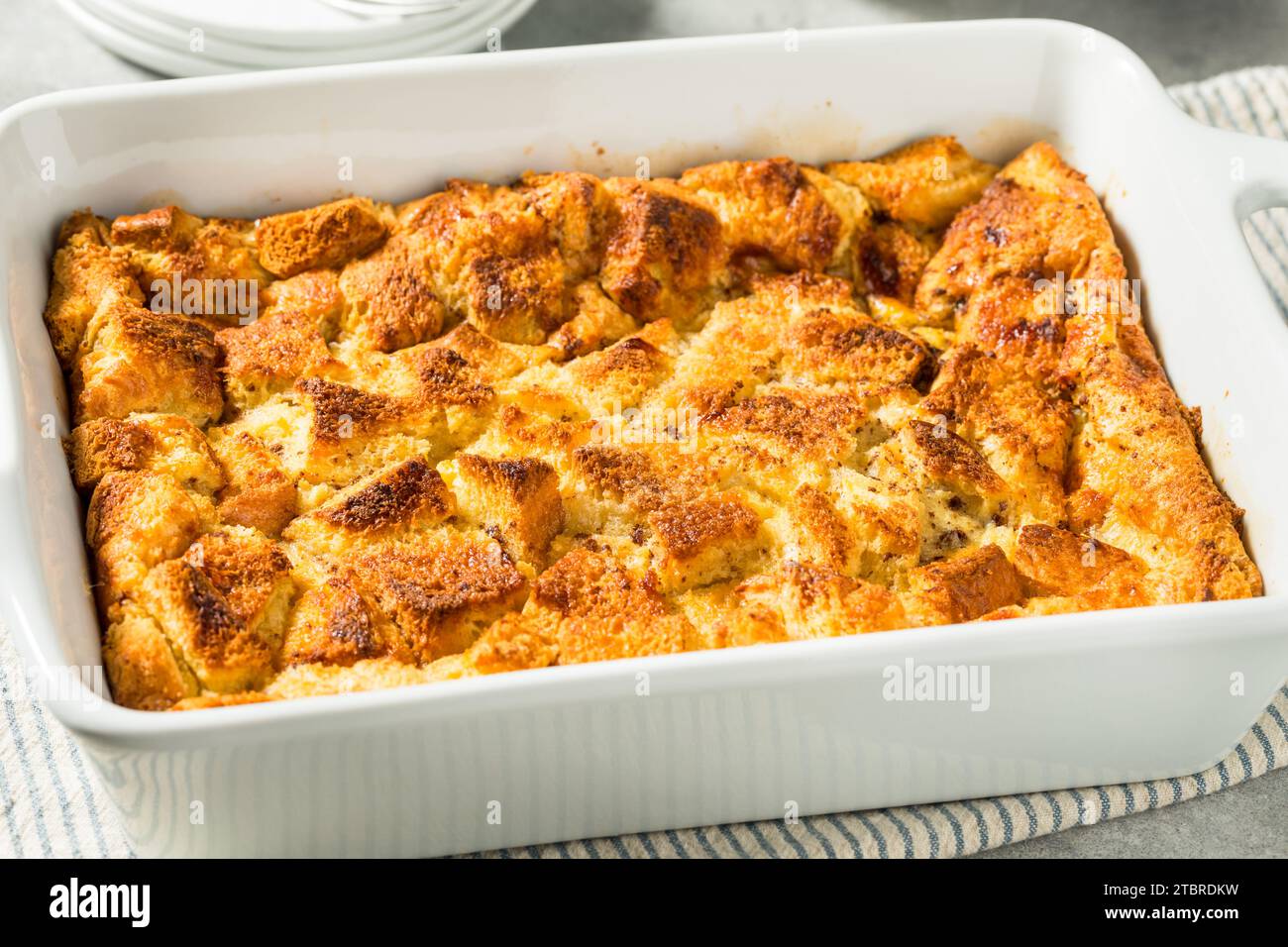 Pudding de pain sucré maison prêt pour le petit déjeuner Banque D'Images