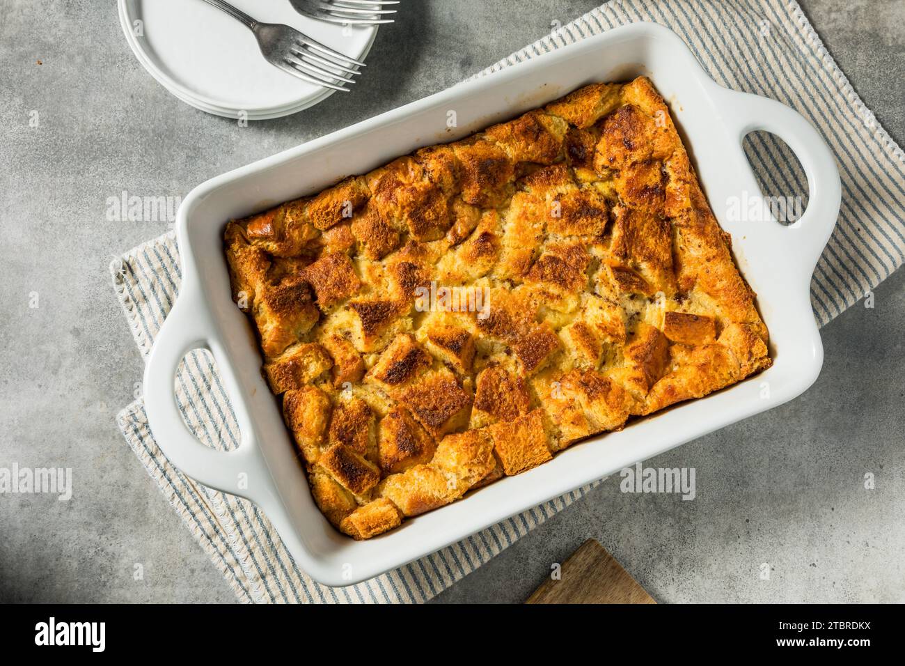 Pudding de pain sucré maison prêt pour le petit déjeuner Banque D'Images