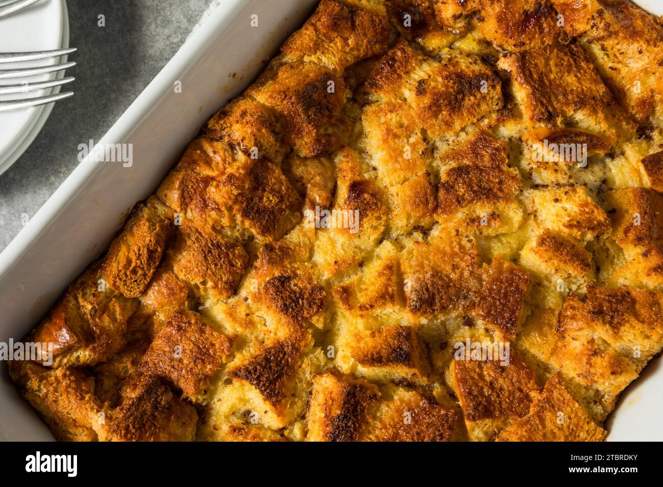 Pudding de pain sucré maison prêt pour le petit déjeuner Banque D'Images