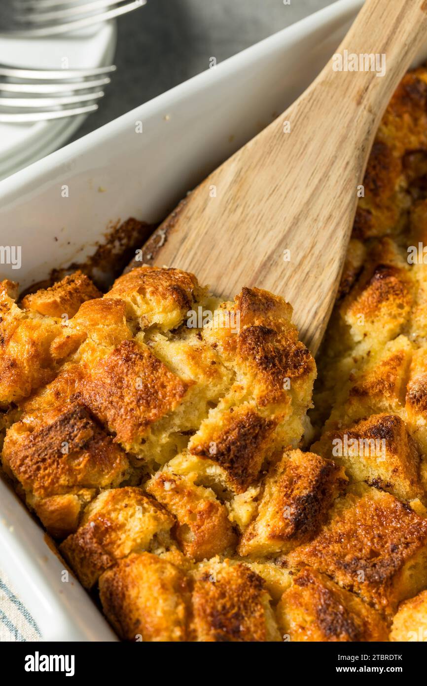 Pudding de pain sucré maison prêt pour le petit déjeuner Banque D'Images