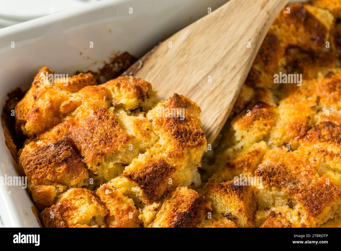 Pudding de pain sucré maison prêt pour le petit déjeuner Banque D'Images