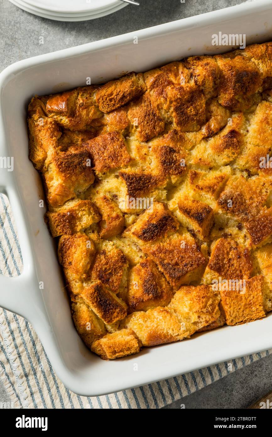 Pudding de pain sucré maison prêt pour le petit déjeuner Banque D'Images