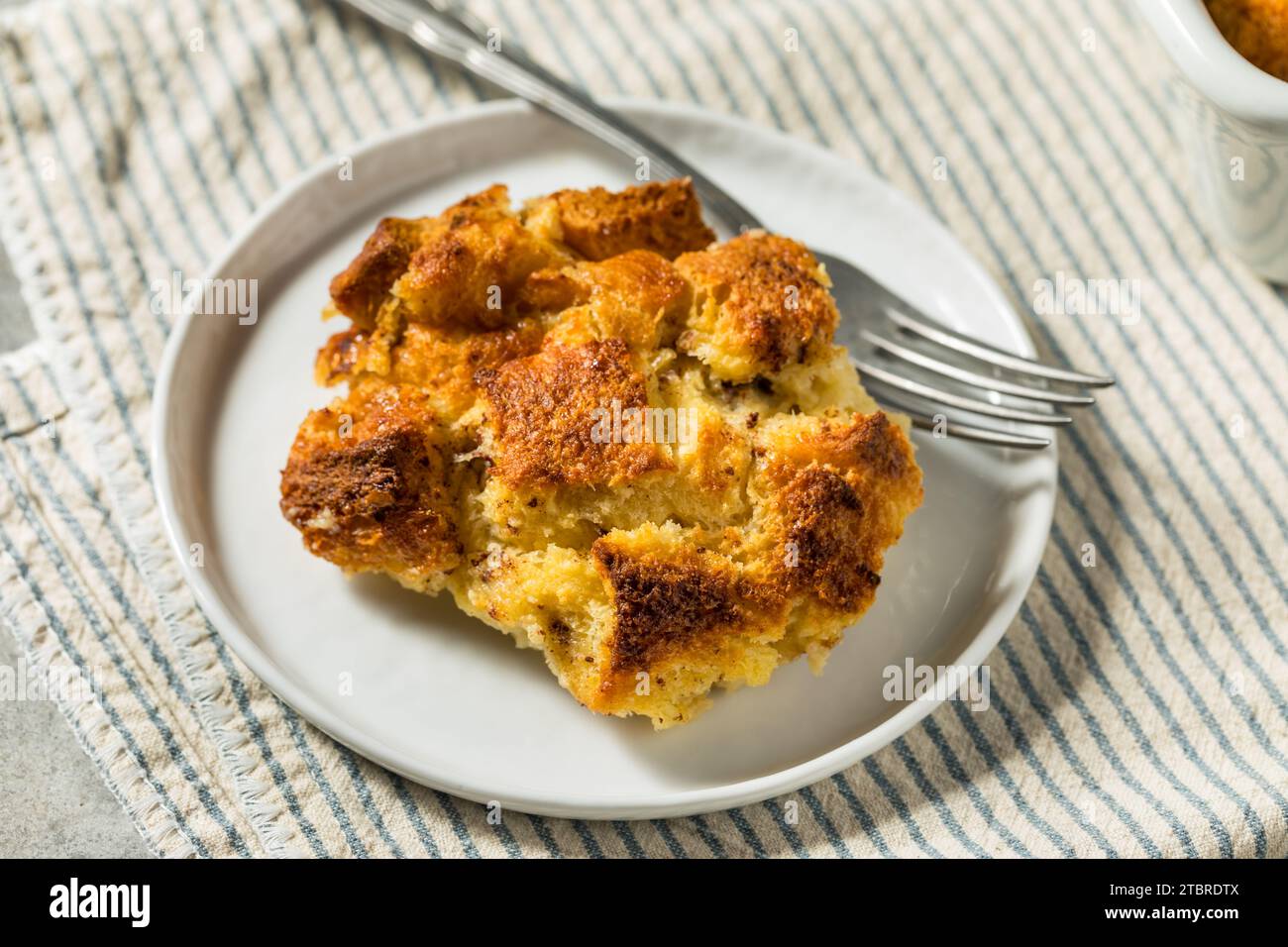 Pudding de pain sucré maison prêt pour le petit déjeuner Banque D'Images