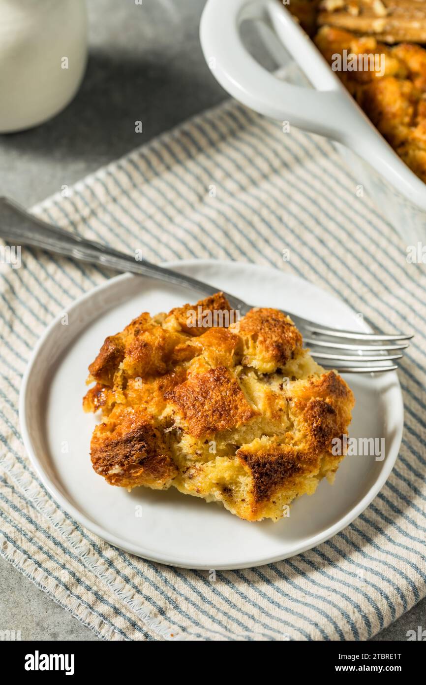 Pudding de pain sucré maison prêt pour le petit déjeuner Banque D'Images
