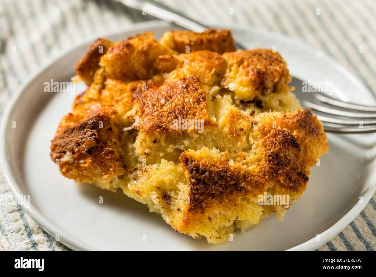 Pudding de pain sucré maison prêt pour le petit déjeuner Banque D'Images