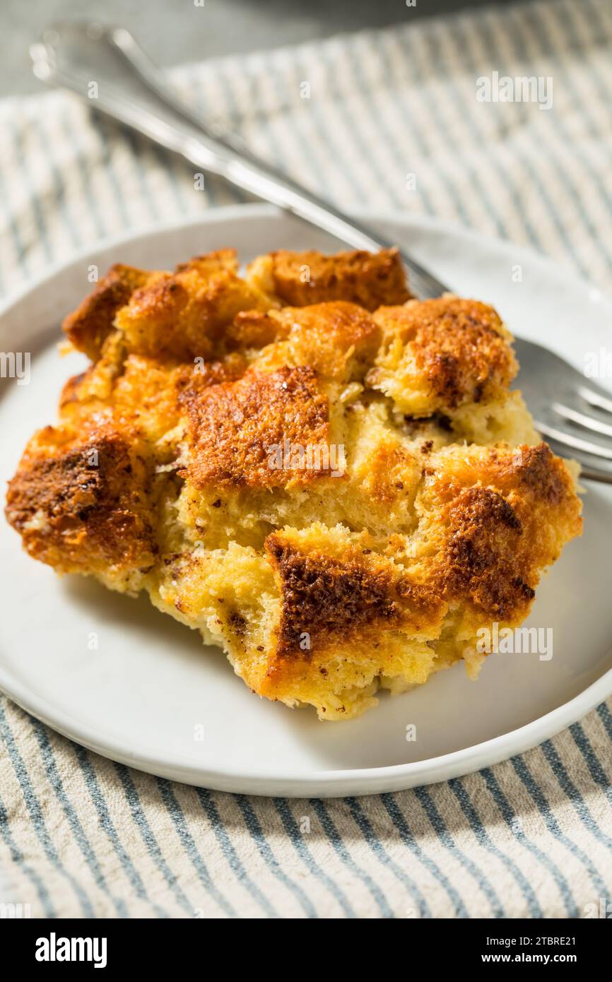 Pudding de pain sucré maison prêt pour le petit déjeuner Banque D'Images