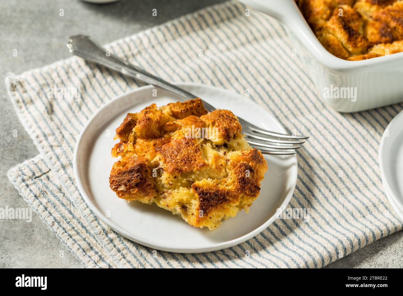 Pudding de pain sucré maison prêt pour le petit déjeuner Banque D'Images