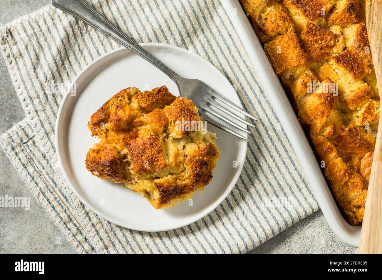 Pudding de pain sucré maison prêt pour le petit déjeuner Banque D'Images