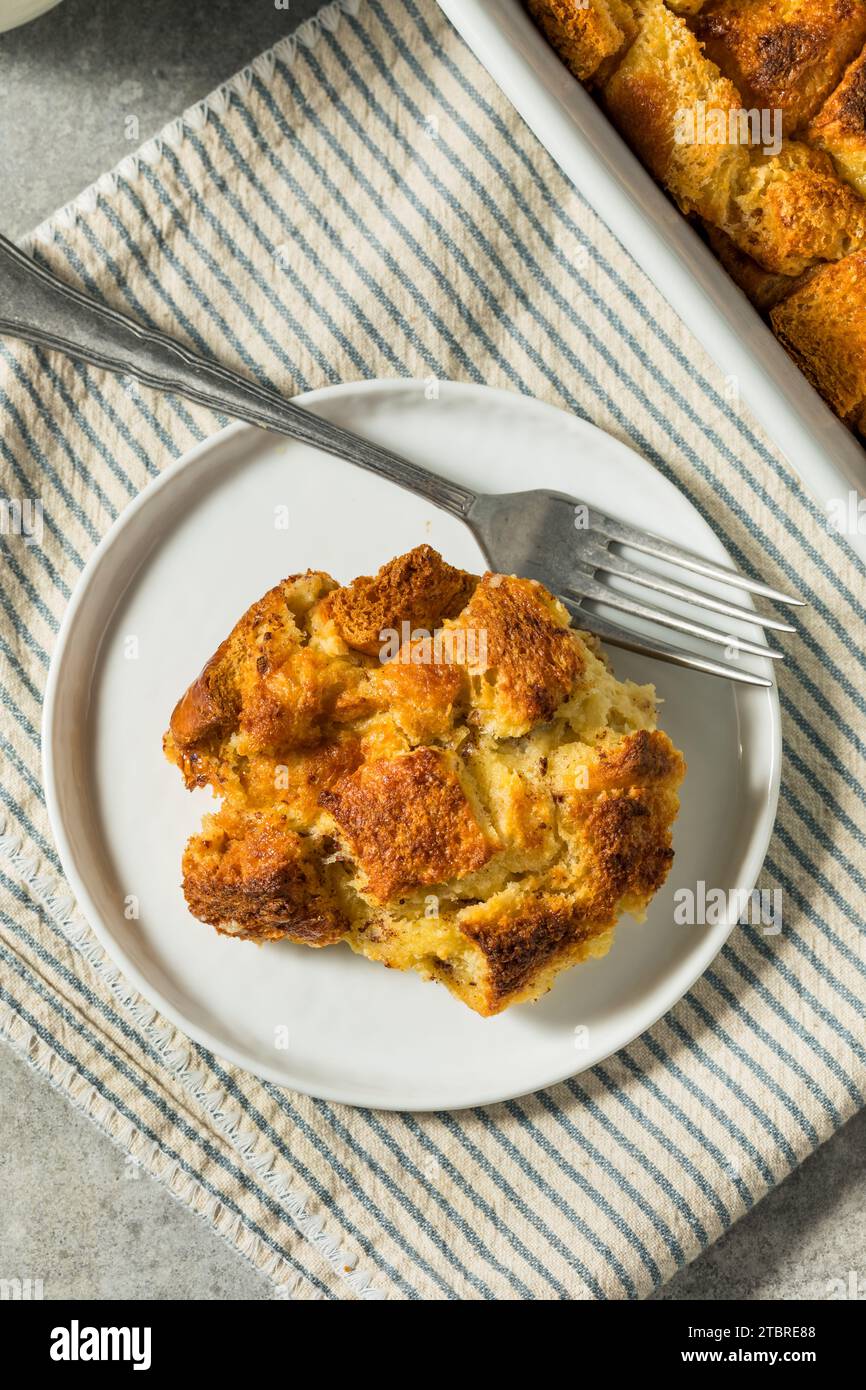 Pudding de pain sucré maison prêt pour le petit déjeuner Banque D'Images