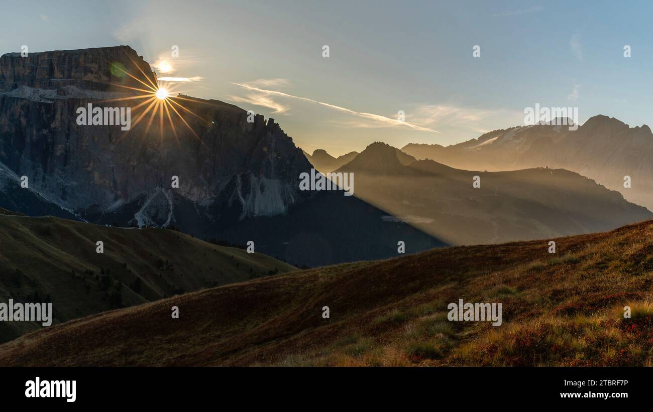Lever de soleil sur le massif de la Sella avec Marmolada Banque D'Images