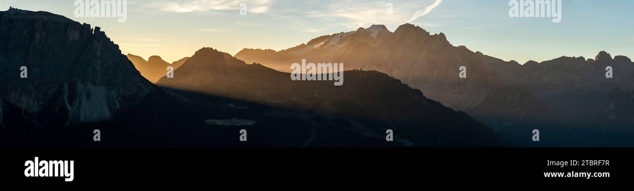 Lever de soleil sur le massif de la Sella avec Marmolada Banque D'Images