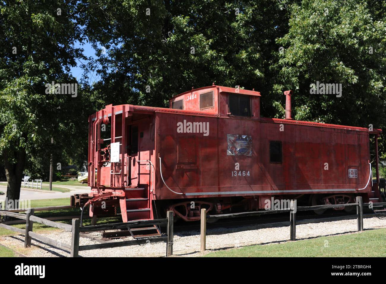 Caboose pour le Missouri, Kansas and Texas Railroad est exposé à Council Grove, Kansas. Caboose est rouge, patiné et usé. Banque D'Images