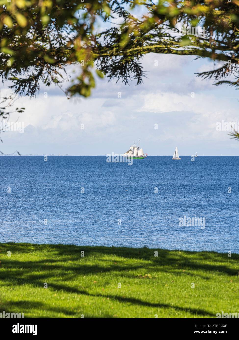 Bateaux à voile sur la côte de la mer Baltique à Schönhagen, Schleswig-Holstein, Allemagne Banque D'Images