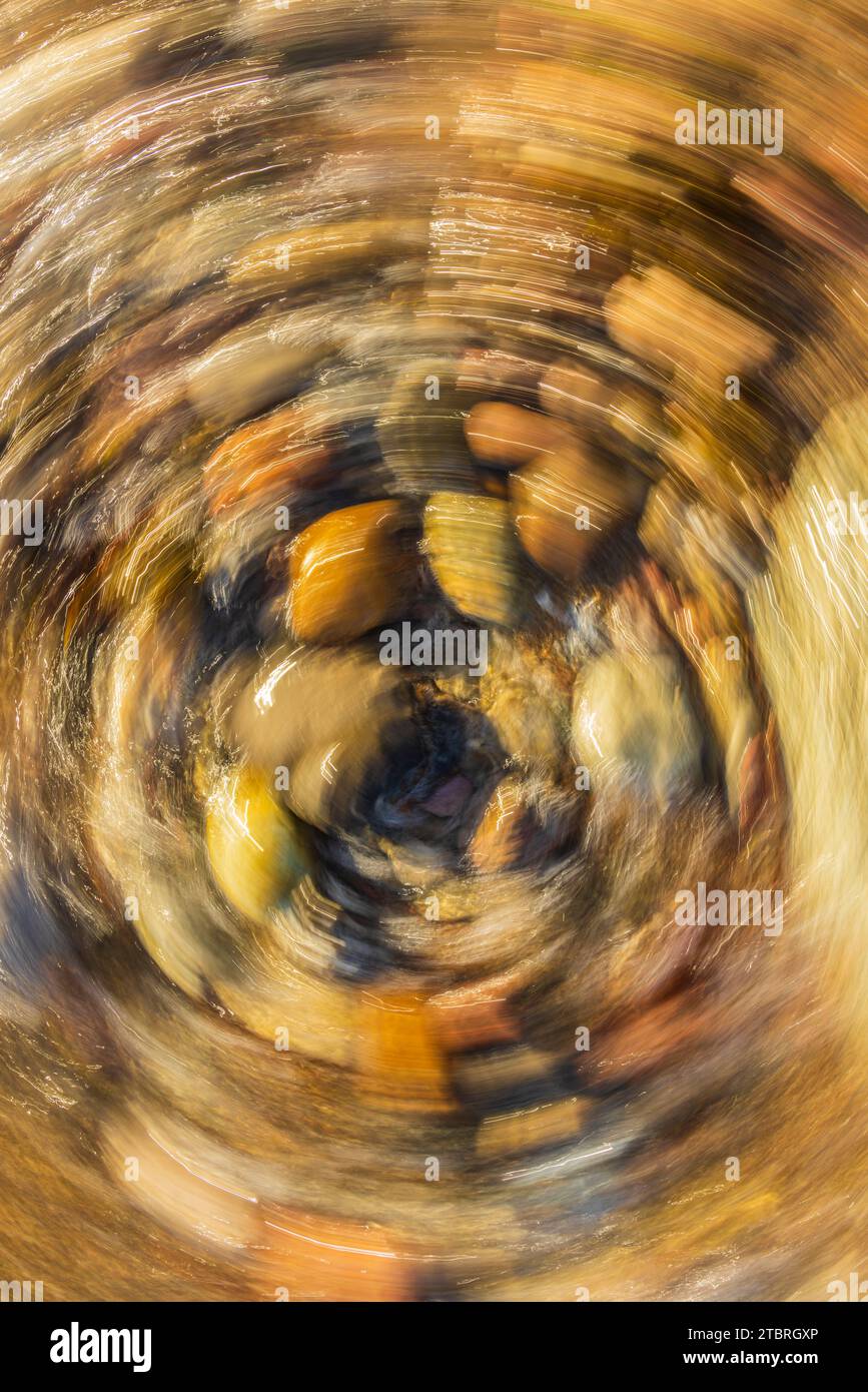 Mouvement circulaire de gauche à droite créant un motif vortex, image abstraite de la nature Banque D'Images