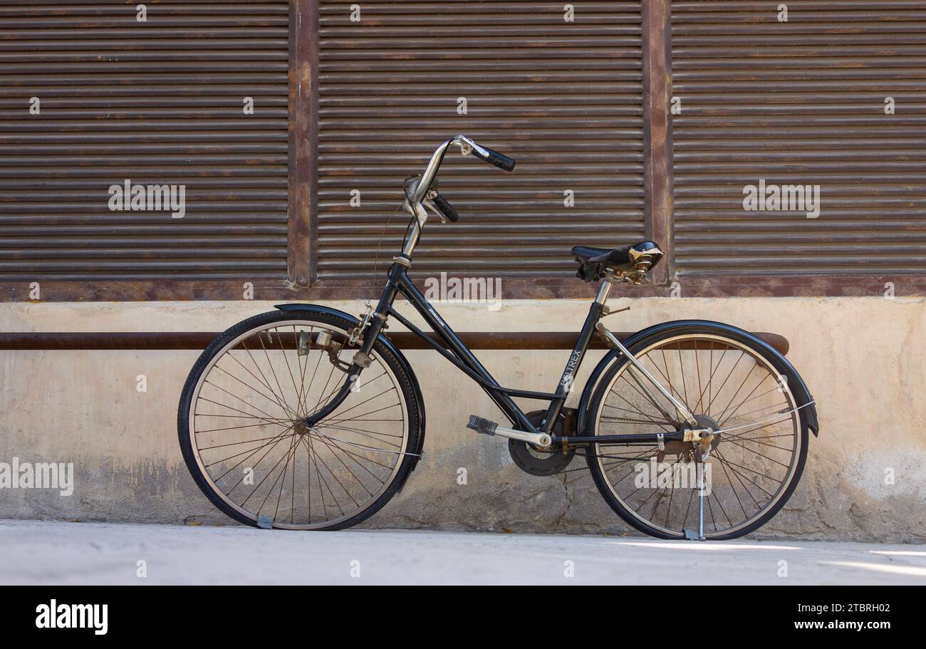 Vieux bycicle garé dans l'Al Seef, Dubaï, Émirats arabes Unis. Banque D'Images
