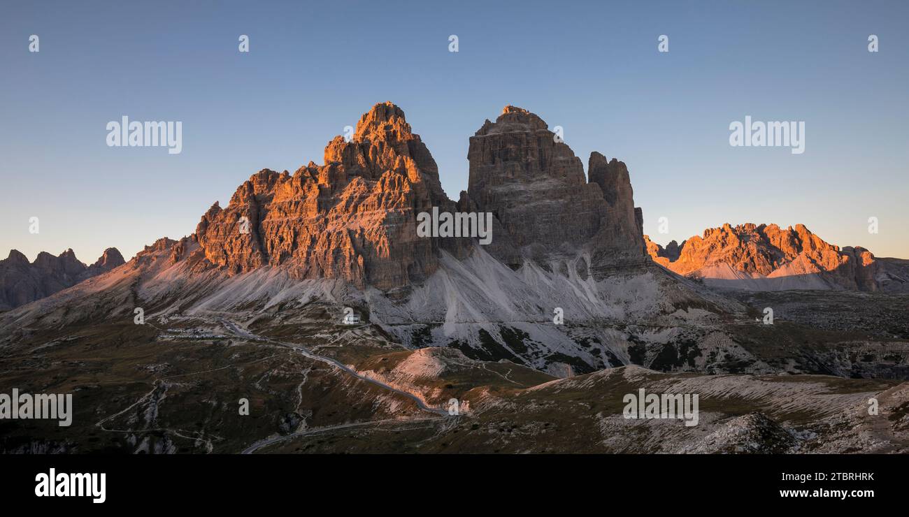 Les trois sommets du sud dans la lumière du soir, au premier plan la route à péage menant au grand parking et à la cabane Auronzo, Sexten Dolo Banque D'Images