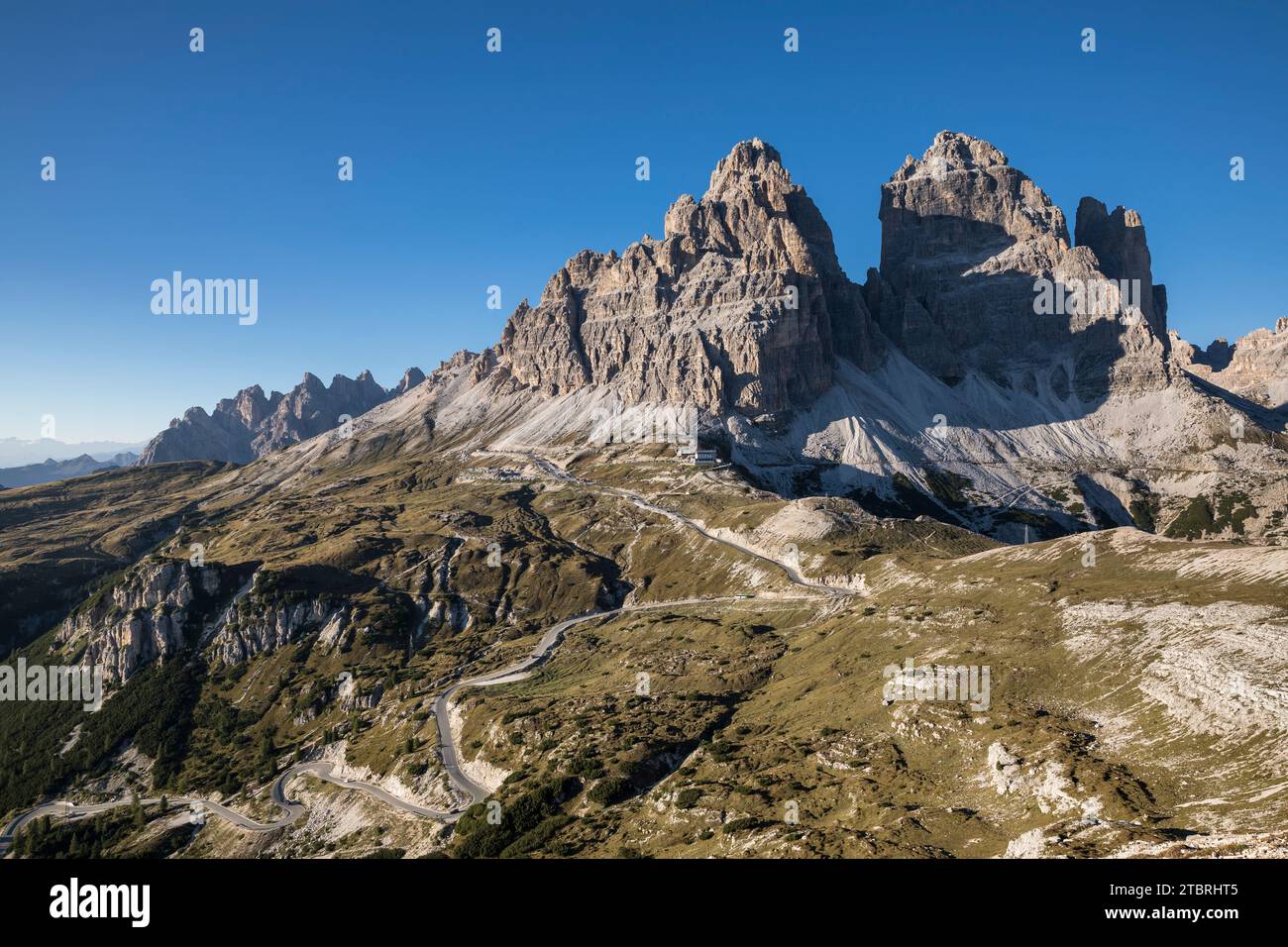 Vue sur les trois sommets du sud, au premier plan la route à péage menant au grand parking et à la cabane Auronzo, Dolomites Sesto, UNESCO Banque D'Images