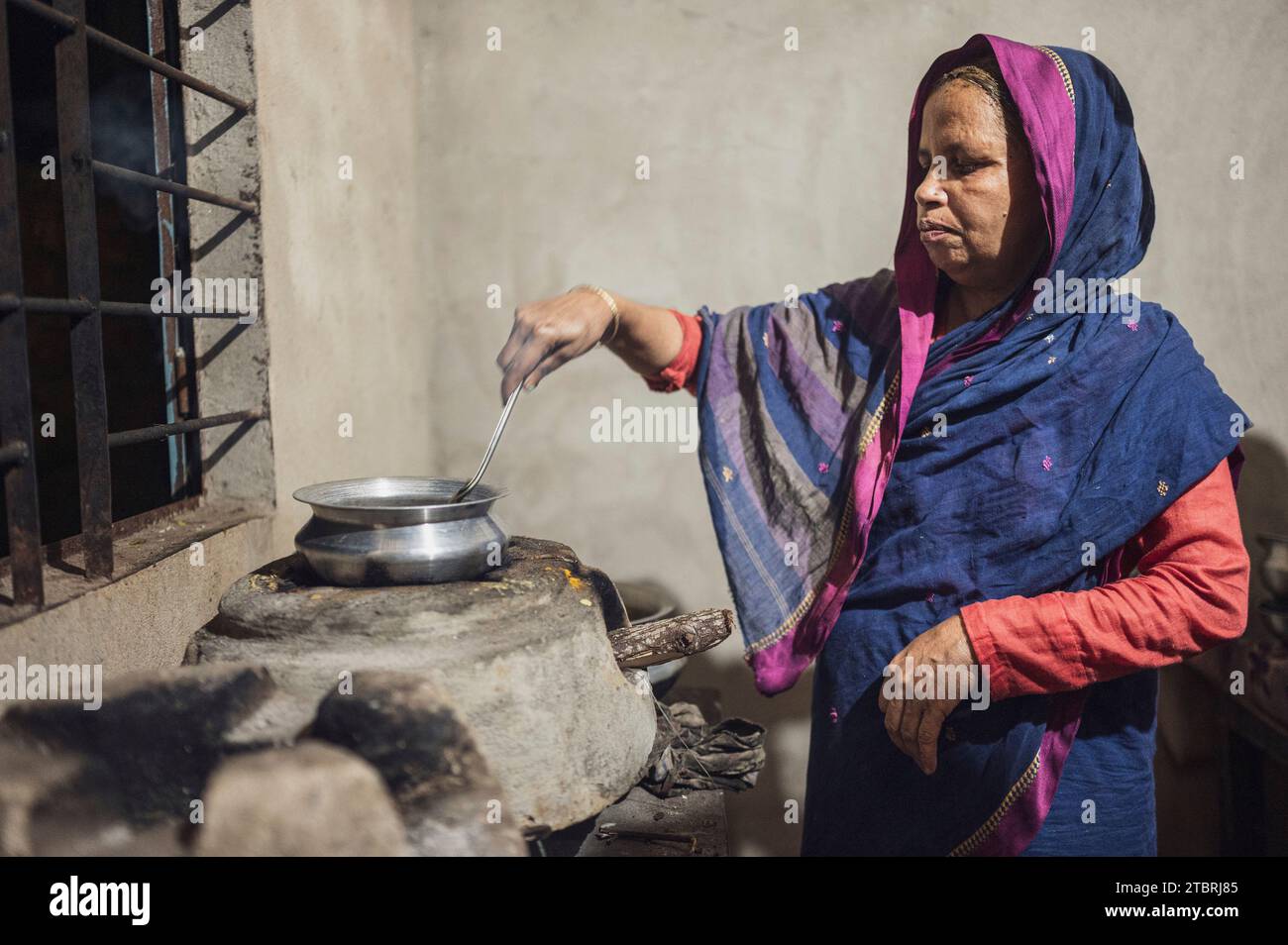 Cuisine traditionnelle dans une maison bangladaise à Sylhet, Bangladesh Banque D'Images