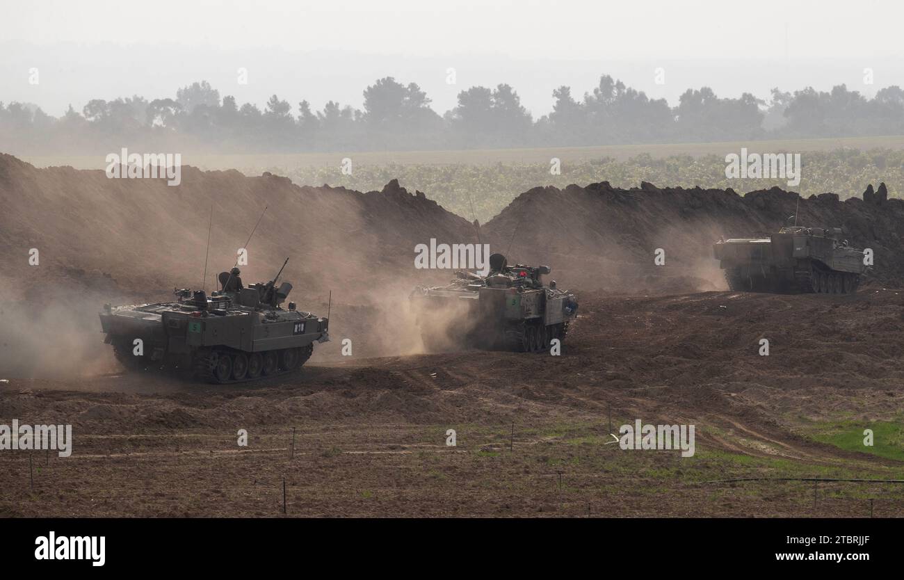 Sud Israël, Israël. 08 décembre 2023. Des véhicules blindés de transport de personnel (APC) de l’armée israélienne roulent sur une route dans le sud d’Israël alors qu’ils se dirigent vers la bande de Gaza le vendredi 8 décembre 2023. De violents combats comme on le voit dans le nord de Gaza aujourd'hui alors que la guerre d'Israël contre le Hamas entre dans son troisième mois. Photo de Jim Hollander/UPI crédit : UPI/Alamy Live News Banque D'Images