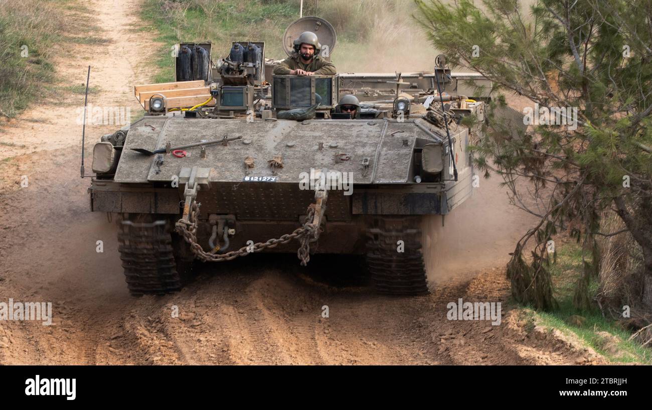 Sud Israël, Israël. 08 décembre 2023. Des véhicules blindés de transport de personnel (APC) de l’armée israélienne roulent sur une route dans le sud d’Israël alors qu’ils se dirigent vers la bande de Gaza le vendredi 8 décembre 2023. De violents combats comme on le voit dans le nord de Gaza aujourd'hui alors que la guerre d'Israël contre le Hamas entre dans son troisième mois. Photo de Jim Hollander/UPI crédit : UPI/Alamy Live News Banque D'Images