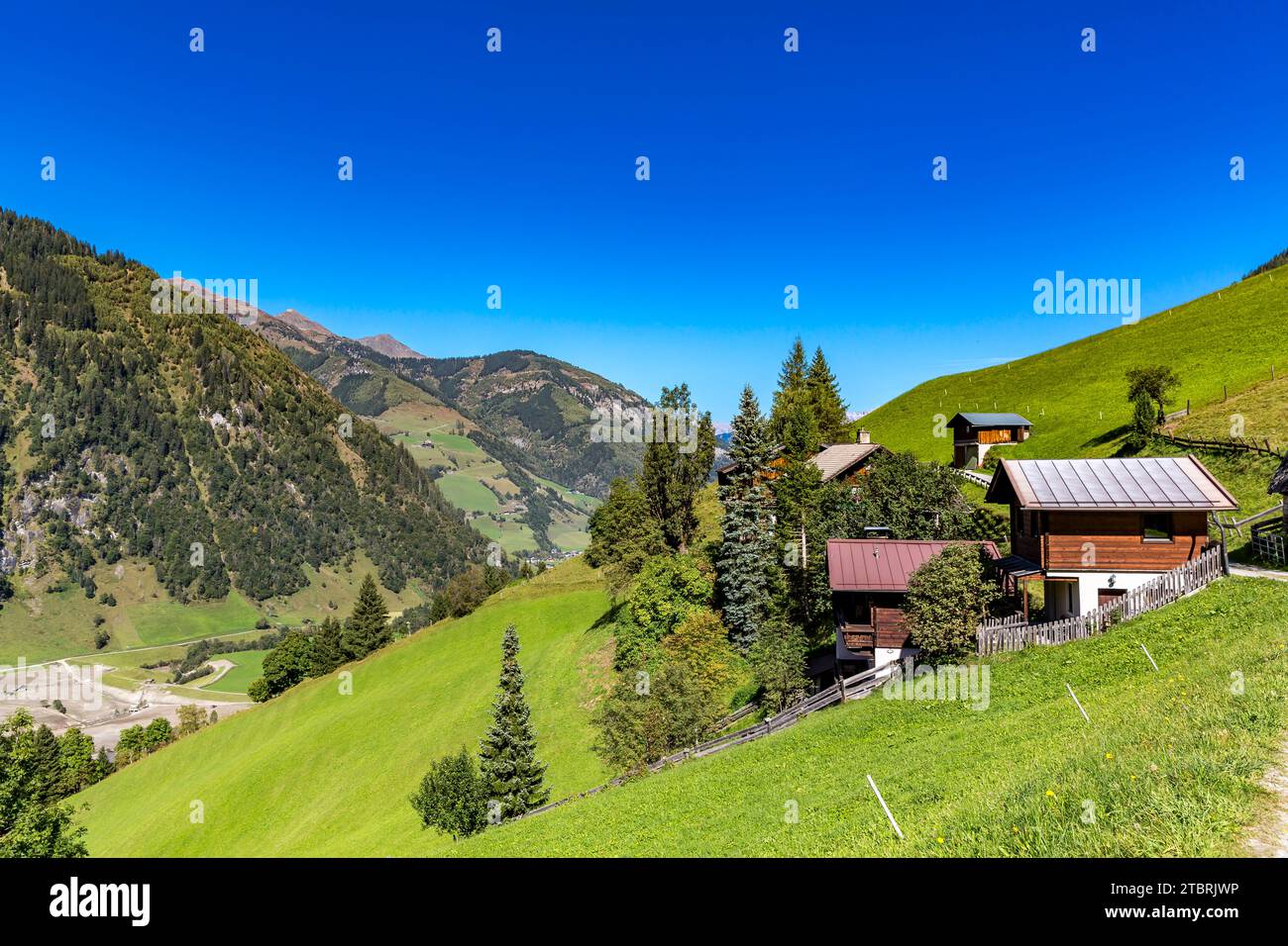 Maison de vacances Berghoamat, Fröstlberg dans la vallée du Rauris, derrière Schwarzwand, 2194 m, Hirschkopf, 2252 m, Baukogel, 2224 m, Rauris, Pinzgau, Salzburger Land, Autriche Banque D'Images