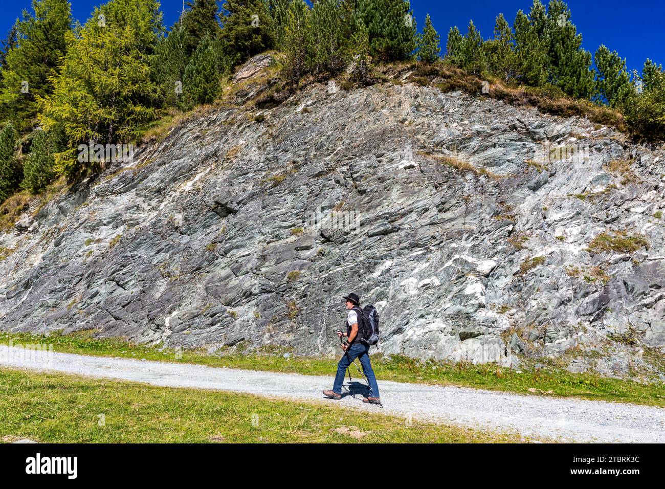 Touriste sur le sentier alpin du Schwarzwand, 2194 m, rocher de mica schiste verdâtre, Hochalm, Rauris, Raurisertal, Pinzgau, Salzburger Land, Autriche Banque D'Images