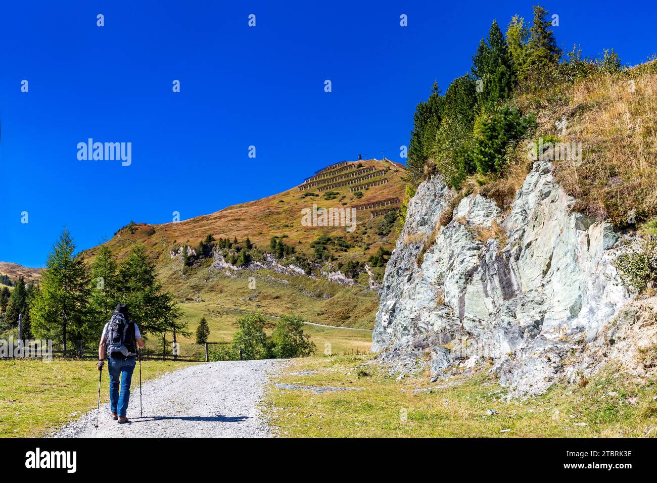 Touriste sur le sentier alpin du Schwarzwand, 2194 m, Hochalm, Rauris, Raurisertal, Pinzgau, Salzburger Land, Autriche Banque D'Images