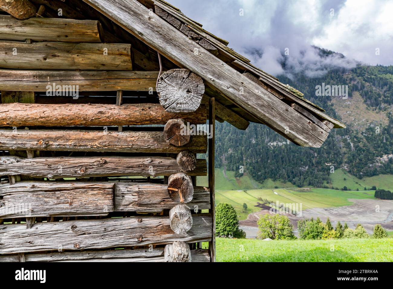 Grange dans le brouillard matinal, pâturage alpin sur Fröstlberg dans la vallée de Rauris, Rauris, Pinzgau, Salzburger Land, Autriche Banque D'Images
