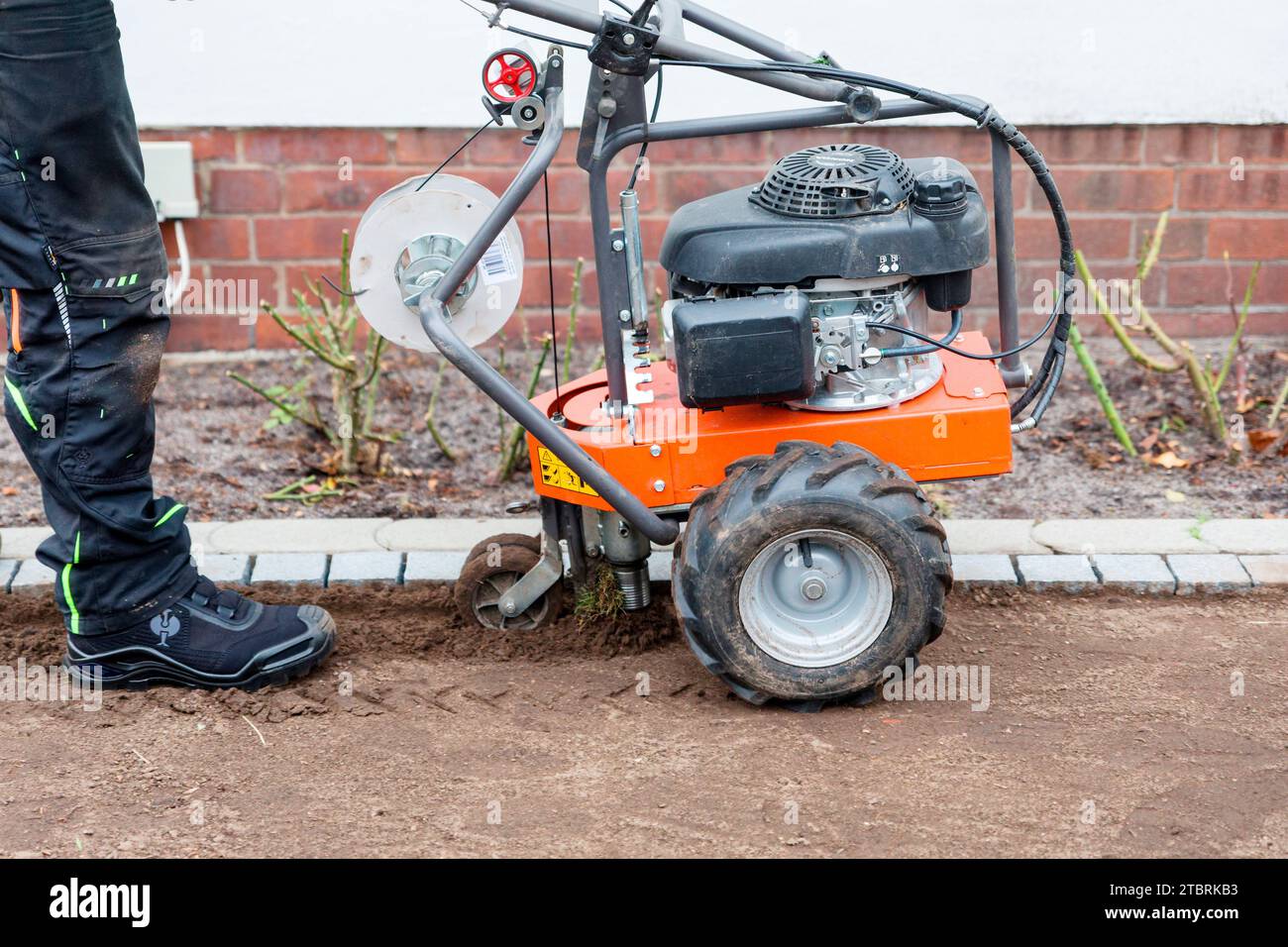 Machine de pose de câbles pour tondeuses à gazon robotisées Banque D'Images