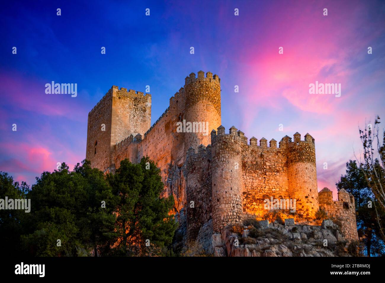Vue spectaculaire sur le château médiéval d'Almansa, Albacete, Espagne, sur une falaise à l'aube Banque D'Images