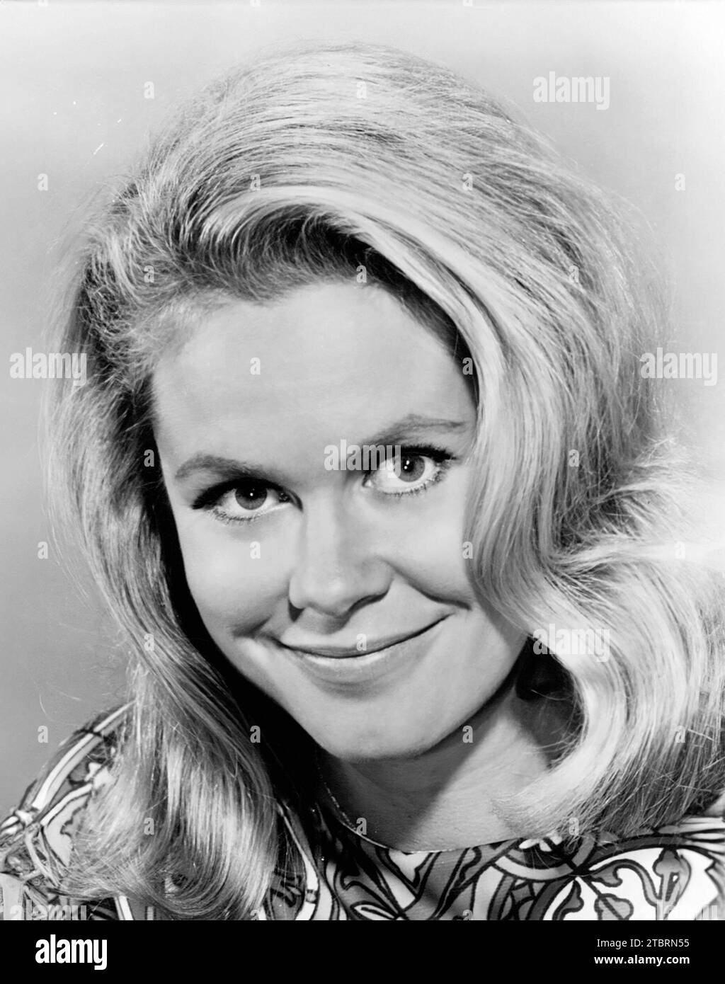Elizabeth Montgomery. Portrait de l'actrice américaine, célèbre pour son rôle dans la série télévisée Bewitched, Elizabeth Victoria Montgomery (1933-1995), photo publicitaire, c. 1967 Banque D'Images