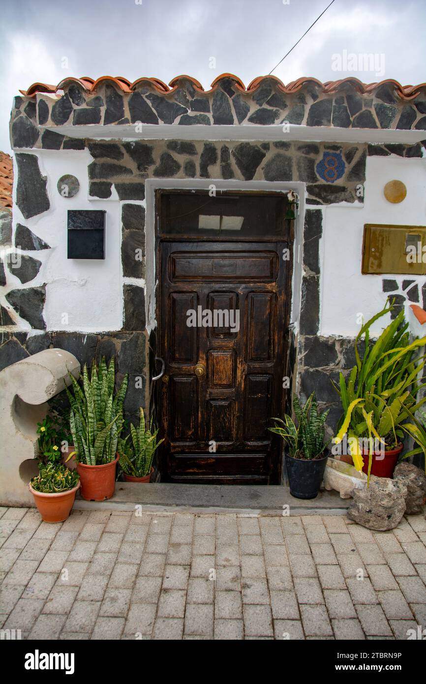 Vieille porte en bois sur une maison sur l'île canarienne de Gran Canaria en Espagne Banque D'Images