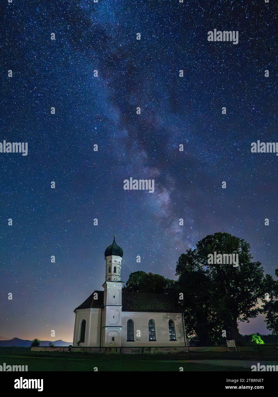 Ciel nocturne avec voie lactée au-dessus de l'église de St. Andrä en haute-Bavière, Bavière, Allemagne, Europe ciel nocturne avec voie lactée au-dessus de l'église de St. Andrä en haute-Bavière, Bavière, Allemagne, Europe Banque D'Images