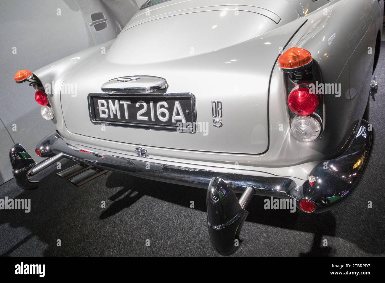Prague, République tchèque, 8 décembre 2023. Journée de presse à l'exposition "Bond in Motion" au parc des expositions de Prague, République tchèque. L'exposition couvre six décennies d'histoire des films de James Bond et comprend plus de 75 véhicules. L’exposition sera ouverte jusqu’au 31 mars 2024. Photo : Aston Martin DB5 de 'Goldfinger' © Piotr Zajac/Alamy Live News Banque D'Images