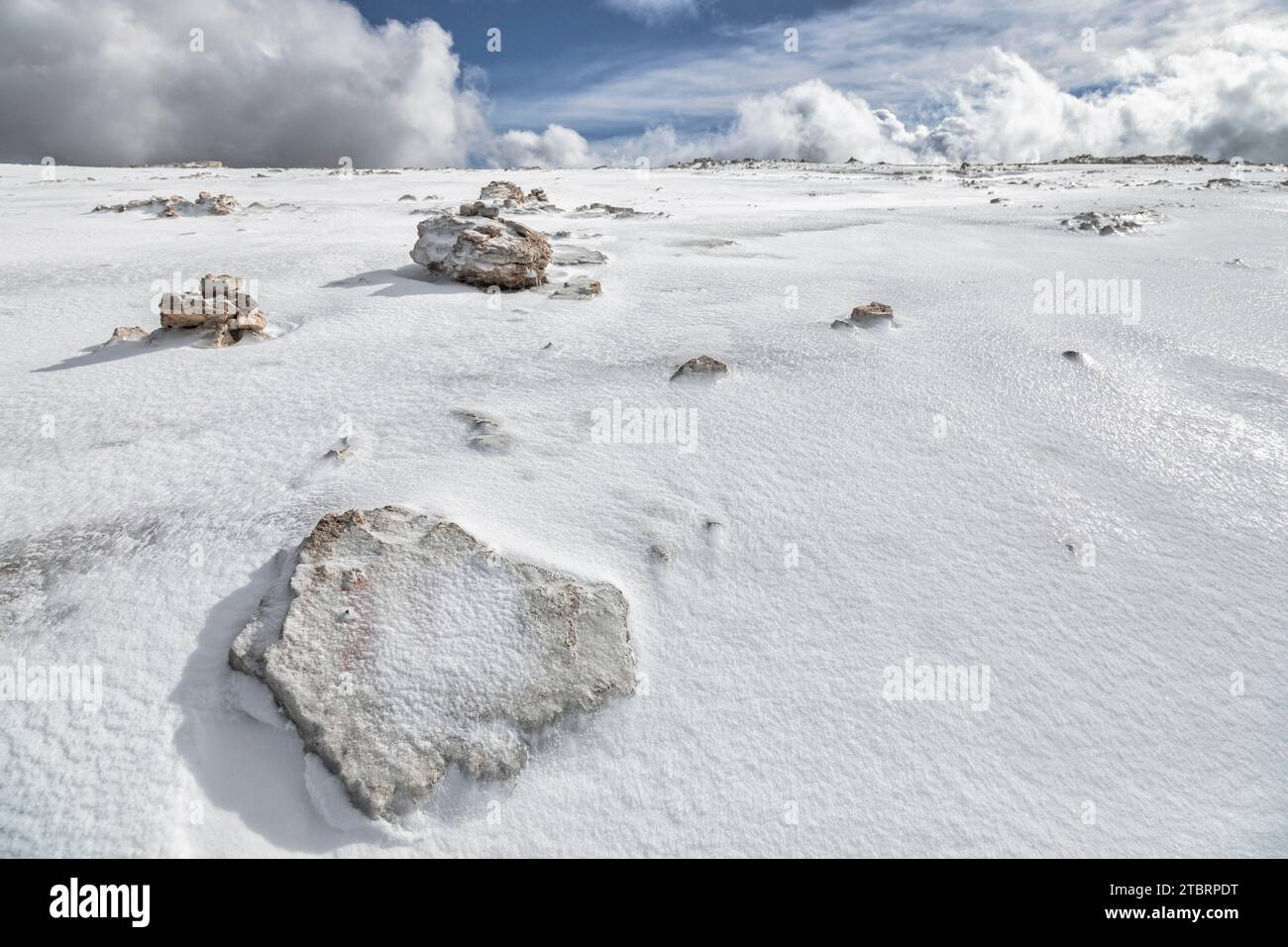 Italie, Trentin, district de trente, municipalité de Canazei, groupe montagneux de Sella, plateau sommital de Sass Pordoi couvert par la neige gelée, paysage désertique dans les Dolomites Banque D'Images