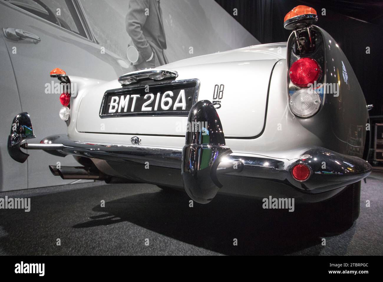 Prague, République tchèque, 8 décembre 2023. Journée de presse à l'exposition "Bond in Motion" au parc des expositions de Prague, République tchèque. L'exposition couvre six décennies d'histoire des films de James Bond et comprend plus de 75 véhicules. L’exposition sera ouverte jusqu’au 31 mars 2024. Photo : Aston Martin DB5 de 'Goldfinger' © Piotr Zajac/Alamy Live News Banque D'Images