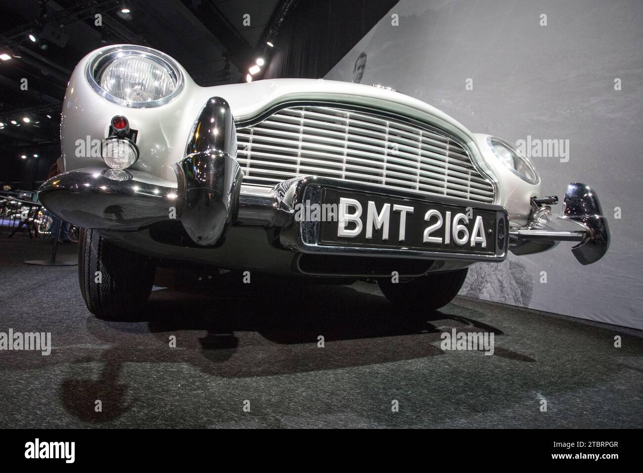 Prague, République tchèque, 8 décembre 2023. Journée de presse à l'exposition "Bond in Motion" au parc des expositions de Prague, République tchèque. L'exposition couvre six décennies d'histoire des films de James Bond et comprend plus de 75 véhicules. L’exposition sera ouverte jusqu’au 31 mars 2024. Photo : Aston Martin DB5 de 'Goldfinger' © Piotr Zajac/Alamy Live News Banque D'Images