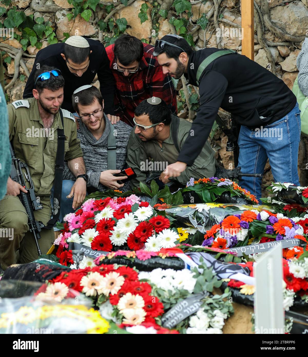 Jérusalem, Israël. 8 décembre 2023. Les gens près de la tombe fraîche d'Eyal Meir Berkovitch qui a été tué dans la guerre de «l'épée de fer» entre Israël et le Hamas dans le regard. Crédit : Yoram Biberman/Alamy Live News. Banque D'Images